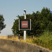 Panel de señalización variable que alerta a los conductores en la vía