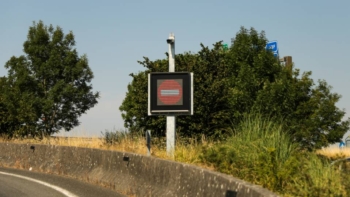 Panel de señalización variable que alerta a los conductores en la vía