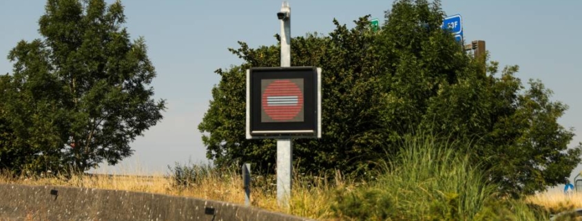 Panel de señalización variable que alerta a los conductores en la vía