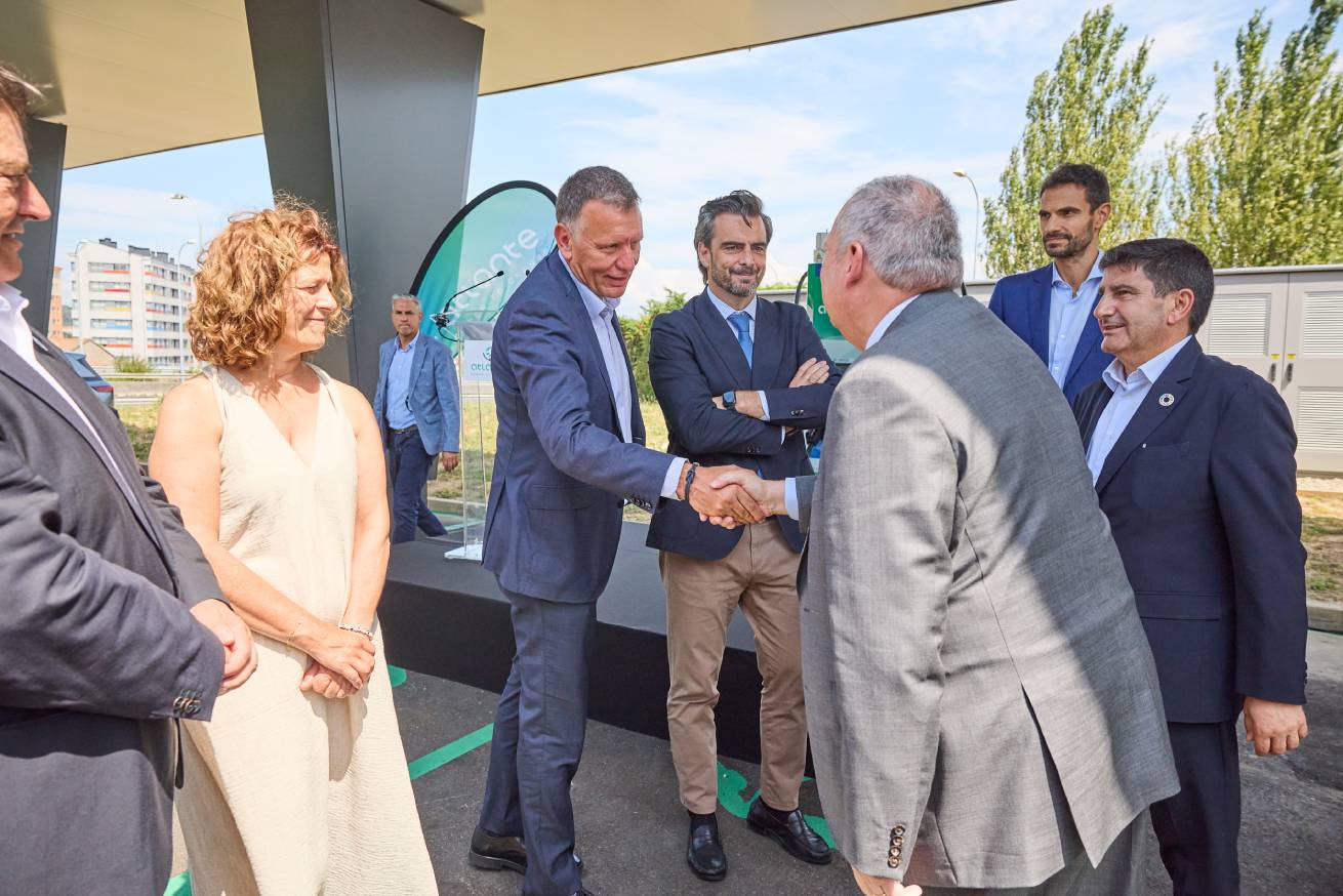 El ministro de Industria, con el mayor corredor de electrolineras de Galicia